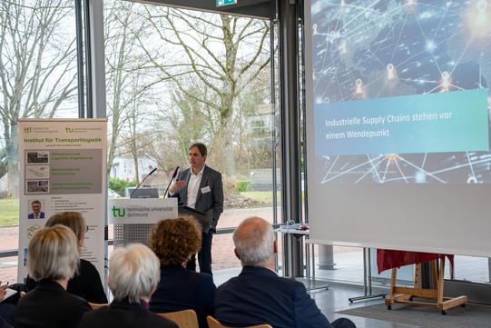 Herzlich Willkommen zum 25-jährigen Jubiläum - Publikum und Vortragsredner 