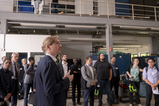 Kurze Vorträge zu den Versuchsanlagen ergänzten die Labortour Kurze Vorträge zu den Versuchsanlagen ergänzten die Labortour