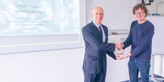 From right: Prof. Moritz Schulze Darup, Dean of the Department of Mechanical Engineering, presents Dr.-Ing. habil. Patrick Kurzeja the certificate of authorization to teach.