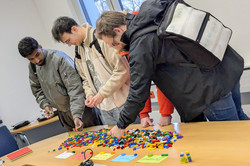 Studierende bei einer Mitmachaktion aus Lego
