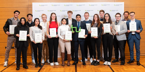 Ein Gruppenfoto der Stipendiat*innen der Fakultät Maschinenbau