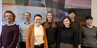 Sieben Menschen lächelnd. V.l.n.r.: Dr. Nick Große; Dr. Alexander Puzicha; Dr. Lea Winand; Dr. Charlotte Behlau; Dr. Birgit Zeyer-Gliozzo; Dr. Jens Mazei; Dr. Dorothea Metzen