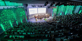 Fotoaufnahme des vollbesetzten Audimax zum Anlass der Jahresfeier 2024