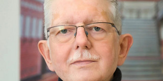 The picture shows a portrait of Professor Rabe, Professor of “IT in Production and Logistics,” who passed away on August 22 at the age of 64 after an illness.