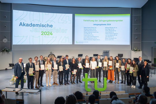 Ein Gruppenfoto der Jahrgangsbesten aller Fakultäten