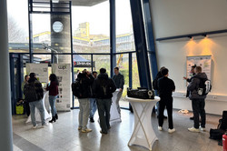 Teilnehmende im Foyer