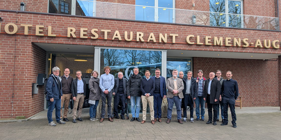 Gruppenfoto der Professorin und Professoren der Fakultät Maschinenbau, aufgenommen vor der Tagungsstätte 