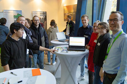 Gruppenfoto von Teilnehmenden an einem der Demonstrationstische