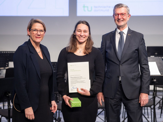 Prof. Wiebke Möhring, Mandy Wältermann, Jahrgangsbeste 2024 der Fakultät Maschinenbau mit der Ehrenurkunde und Guido Baranowski