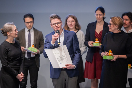 Prof. Nele McElvany, Vice President for Research, presents the dissertation award to Dr. Hendrik van der Valk.