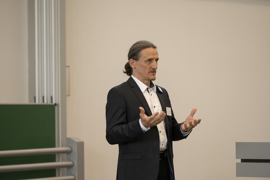 Auftaktvortrag von Prof. Thomas von Unwerth zum Thema Wasserstoff Auftaktvortrag von Prof. Thomas von Unwerth zum Thema Wasserstoff