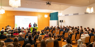 Publikum (Stipendiat*innen und Stifter*innen) bei der Begrüßung durch TU-Rektor Prof. Manfred Bayer. 