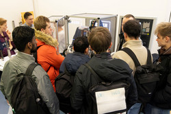 Studierende folgen interessiert der Demonstration am Fräsgerät