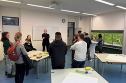 Interessierte im World Cafe mit Informationen zu Auslandsaufenthalten