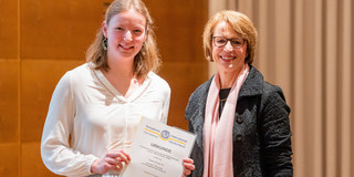 Frau Wisniewski erhält den Förderpreis