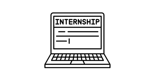 Zwei Menschen in grüner Kleidung geben sich die Hand. Unter ihnen befindet sich ein Laptop mit dem Slogan "Internship"