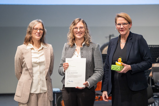 Prof. Nele McElvany, Dr. Adina Grimmert, Dissertationspreis 2024 der Fakultät Maschinenbau mit Ehrenurkunde und Prof. Wiebke Möhring 