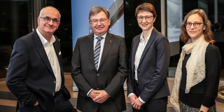 Vier Personen in Anzügen, darunter Rektor Prof. Manfred Bayer, Dr. Gert Fischer, Vorstandsmitglied der Rudolf Chaudoire-Stiftung, Preisträgerin Dr. Monika Kipp und Prorektorin Forschung Prof. Nele McElvany.