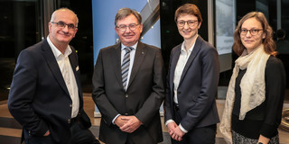 Vier Personen in Anzügen, darunter Rektor Prof. Manfred Bayer, Dr. Gert Fischer, Vorstandsmitglied der Rudolf Chaudoire-Stiftung, Preisträgerin Dr. Monika Kipp und Prorektorin Forschung Prof. Nele McElvany.