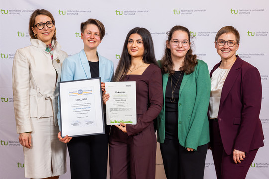 Stipendiatinnen mit Vertreterinnen des SI Clubs Dortmund