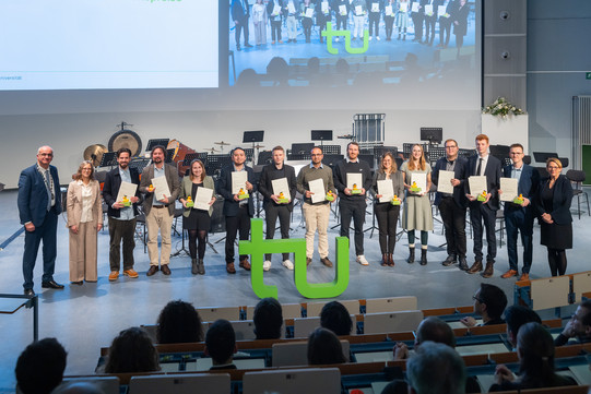 Ein Gruppenbild der Dissertationspreisträger:innen aller Fakultäten