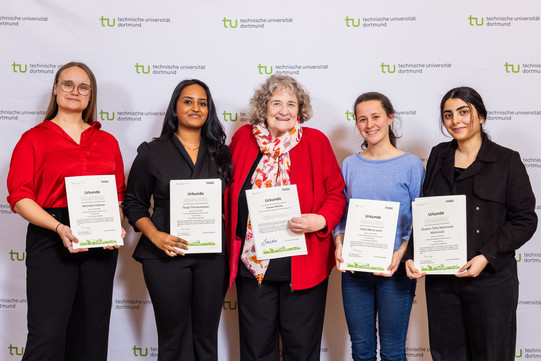 Studentinnen mit Frau Polchau von der Polchau-Stiftung