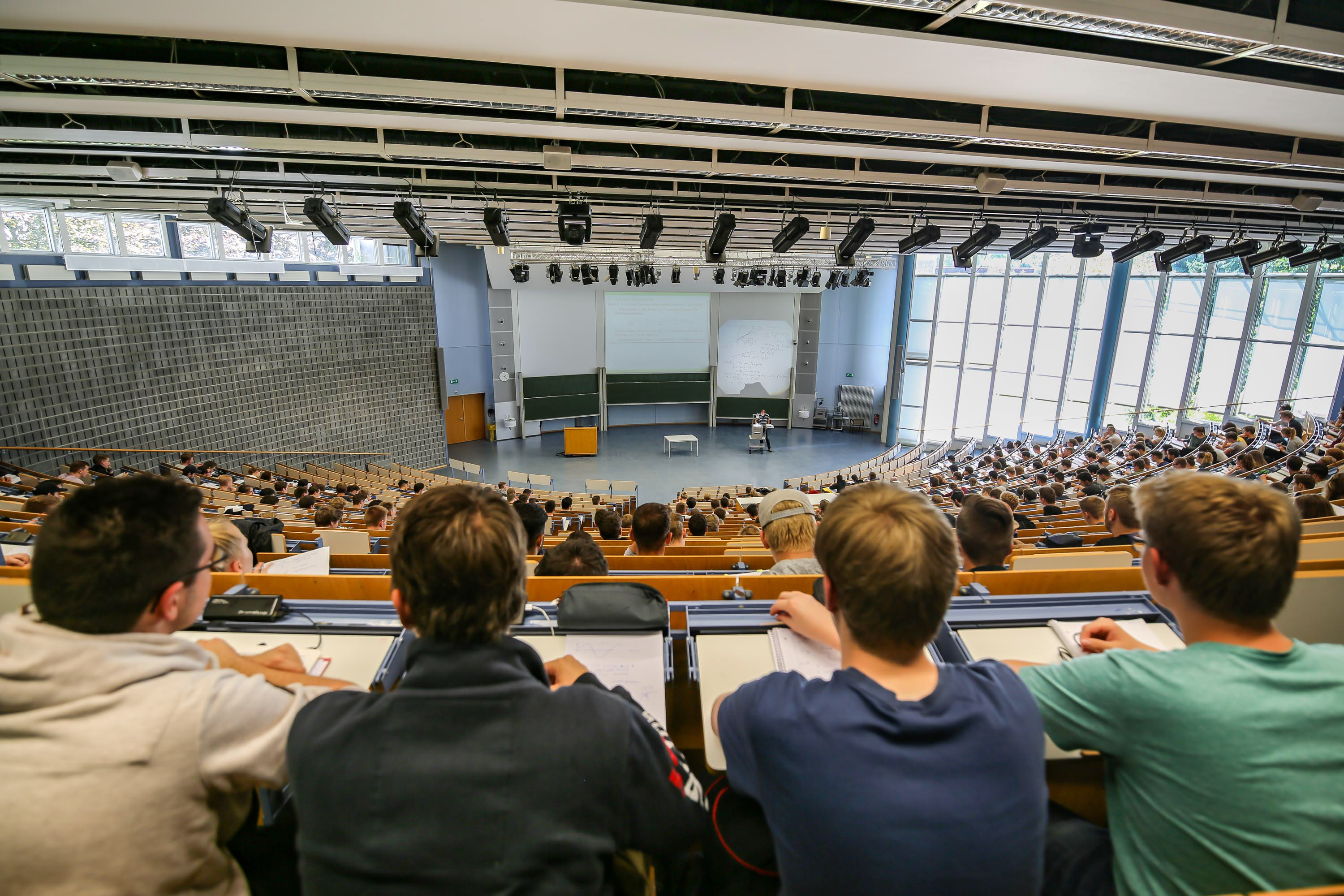 Studierende sitzen in einer Vorlesung im Audimax.