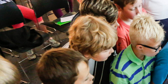 children looking at an experiment