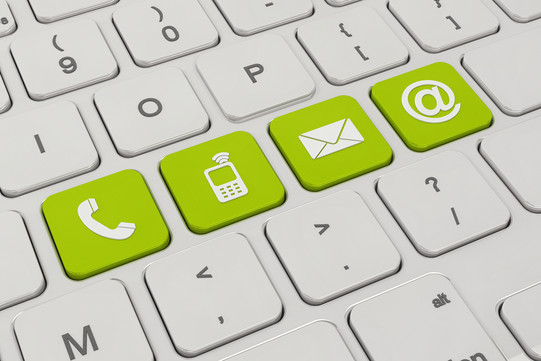 Kontakt Auf einer weißen Tastatur sind vier Tasten grün eingefärbt. Darauf zu sehen sind Symbole für ein Telefon, ein Mobiltelefon, ein Briefumschlag und ein "at"-Zeichen.