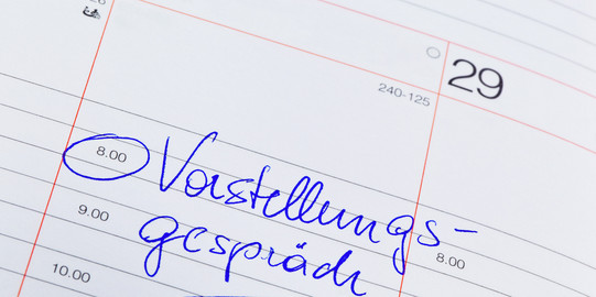 Eintrag für ein Vorstellungsgespräch in einen Terminkalender.