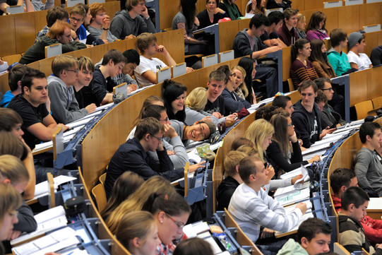 Studierende sitzen in einer Vorlesung im Audimax.