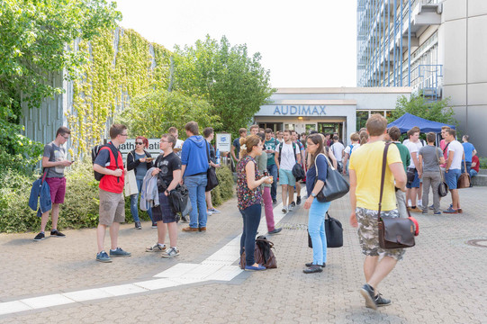 Studierende auf dem Vorplatz des Audimax.