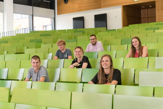 Gruppe Studierender im Hörsaal Eine Gruppe Studierender im Hörsaal.