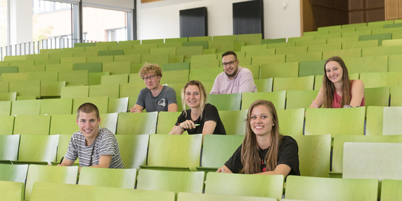 Eine Gruppe Studierender im Hörsaal.