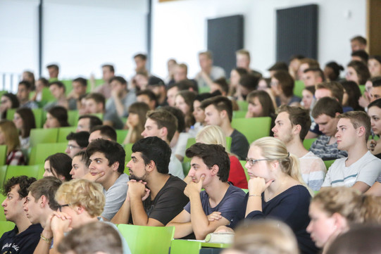 Studierende sitzen in einer Vorlesung im Hörsaal.